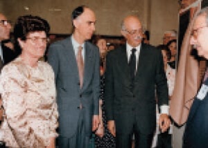 [Cerimônia de inauguração do novo edifício na Rua Desembargador Eliseu Guilherme, com as presenças da Sra. Henriette D. Trabulse, do Dr. Adib Jatene, Antonio Carlos Kfourie das autoridades.]