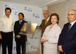 [Sra. Ivone Maksoud, Dr. Adib Jatene e autoridades na inauguração do Instituto de Ensino e Pesquisa.]