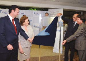 [Cerimônia de inauguração do novo edifício na Av. Bernardino de Campos, com as presenças da Sra. Ivone Maksoud, do Dr. Adib Jatene e das autoridades.]