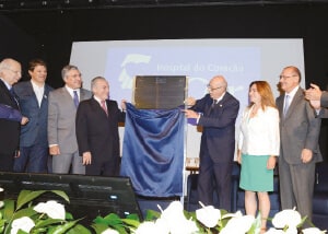 [Cerimônia de inauguração do Edifício Dr. Adib Jatene, com as presenças da Sra. Théa T. Namour, do Dr. Adib Jatene, Antonio Carlos Kfourie das autoridades.]